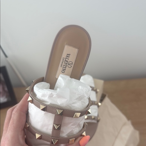 NIB Valentino Rockstud Flat Slide Sandals in Poudre - Picture 2 of 6